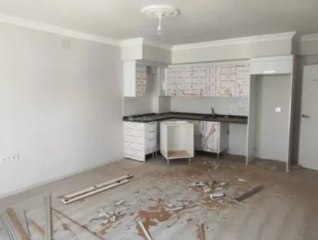 Karaburunda Havuzlu Sitede  2+1 Daire Satılık